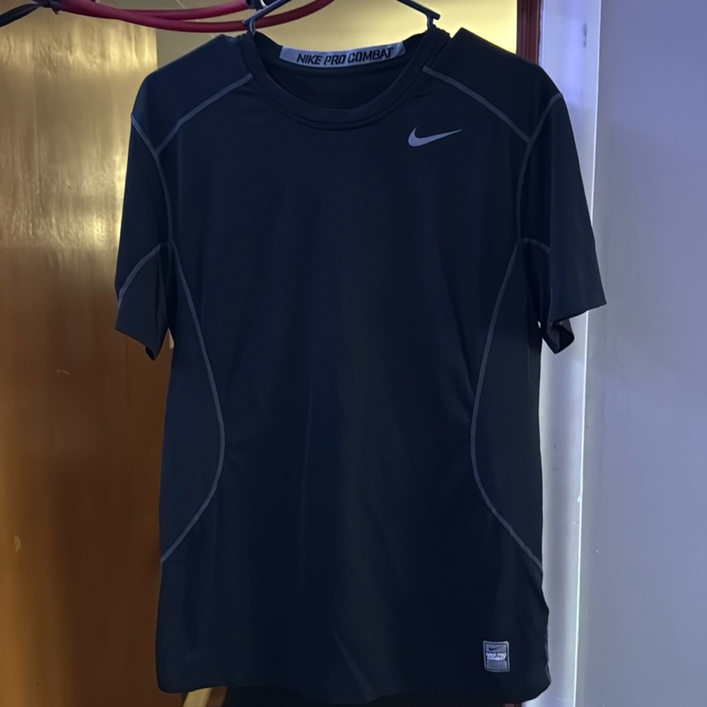 NIKE PRO COMBAT COMPRESSION SHIRT - SIZE MEDIUM